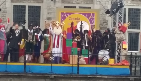 Goed georganiseerde Intocht Sinterklaas in Gouda, met een zwart randje