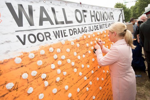 Witte anjers voor Wall of Honour