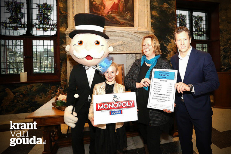 Kinderburgemeester krijgt eerste exemplaar Monopoly Gouda
