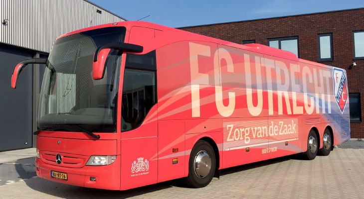 Dertig Goudse kleuters en spelersbus FC Utrecht stranden in Mijnsheerenland