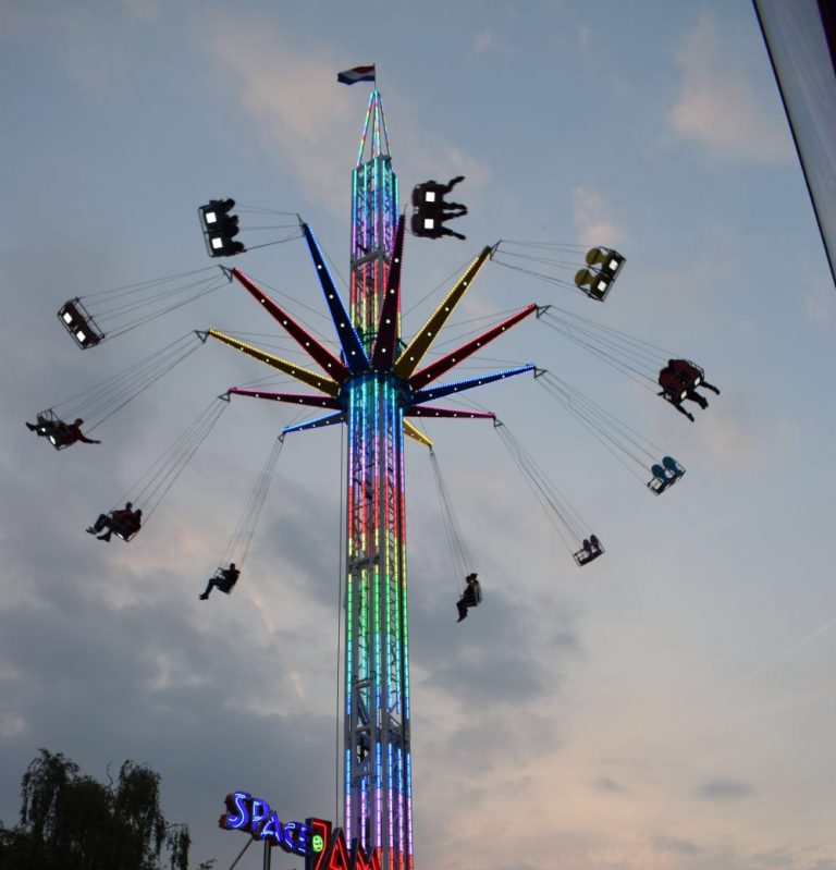 Kermis met veertig meter hoge zweeftoren
