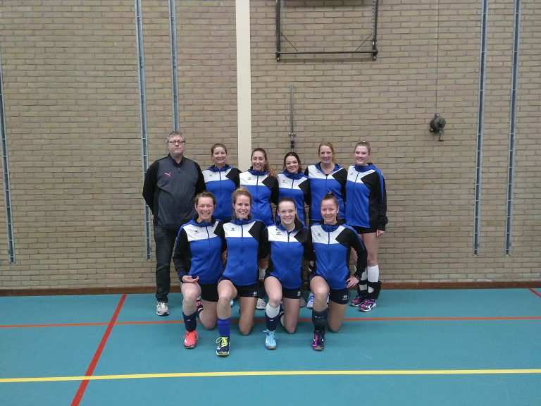 Timios Dames 1 slaat toe