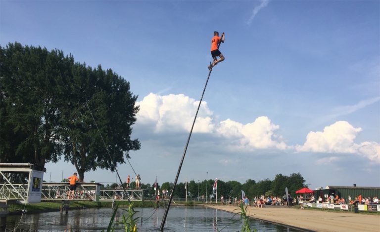 Jaco de Groot wint met eerste 21 meter sprong van het seizoen