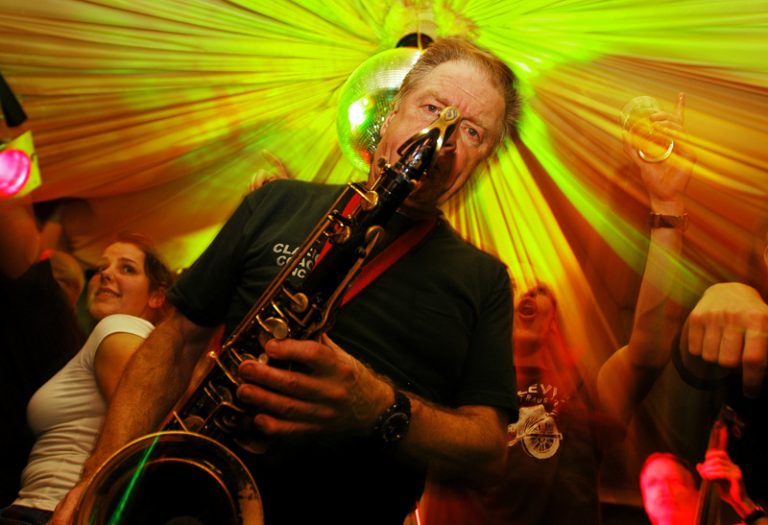 Saxofonist Hans Dulfer bij de Goudse Saxofoonschool