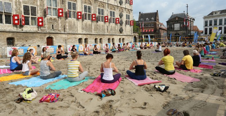 Zo. 10-6: Yoga on The Beach