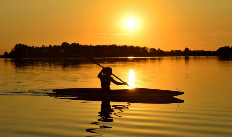 Vr. 27-7: Kanovaren met zonsondergang in Nieuwkoop