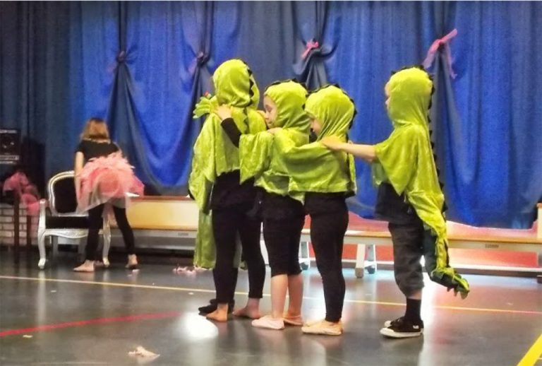 Woe. 12-9: Kinderdans in Gouda