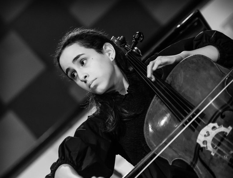 14-jarige celliste Lola Jurakic uit Gouda treedt op met Domestica Rotterdam