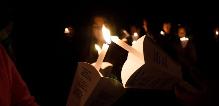 Vr. 2-11: Overledenen gedenken tijdens de lichtprocessie in Gouda