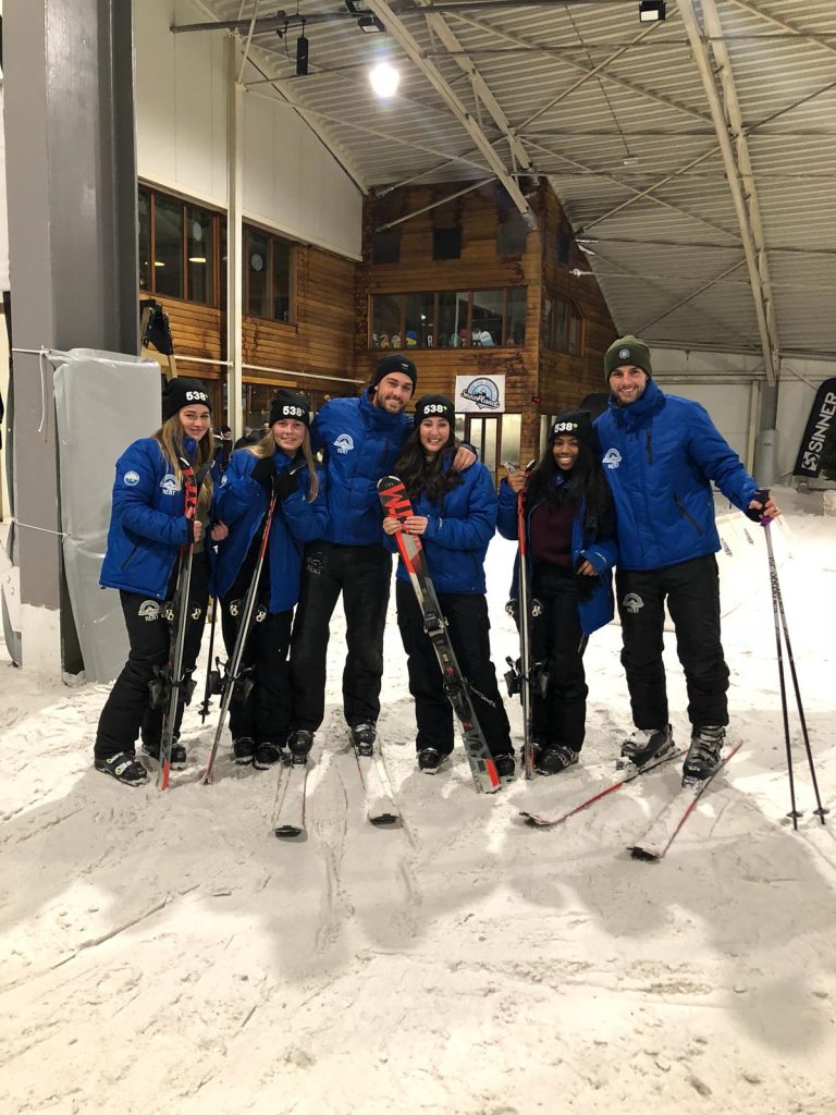 Dave en Donny Roelvink leren Goudse vriendinnen skiën