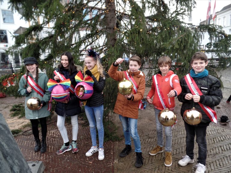 Kindergburgemeester Tess hangt eerste bal in kerstboom