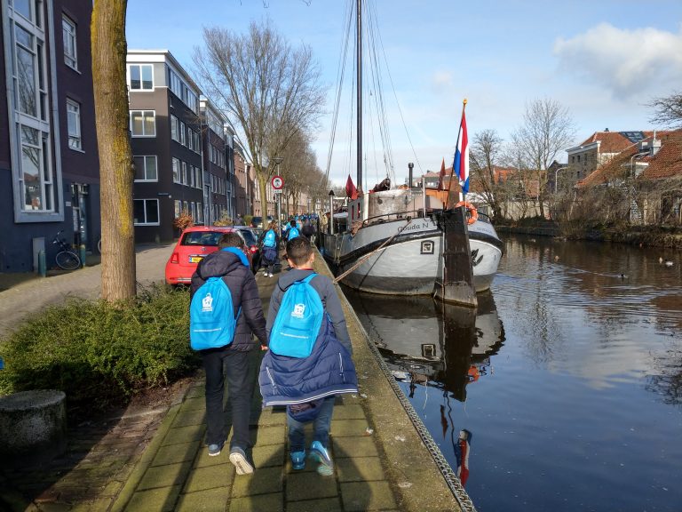 Woe. 20-03: Goudse scholieren sjouwen water voor goed doel