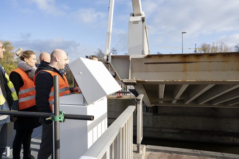 Françoisbrug in Nieuwerkerk gaat weer geluidloos open en dicht