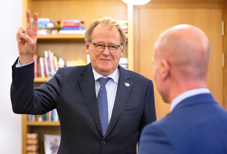 Commissaris van de Koning Smit legt eed af bij minister Knops