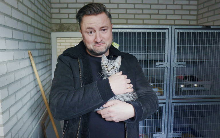 Dennis Weening weer terug op TV West met dierenprogramma ‘Dennis in de opvang’