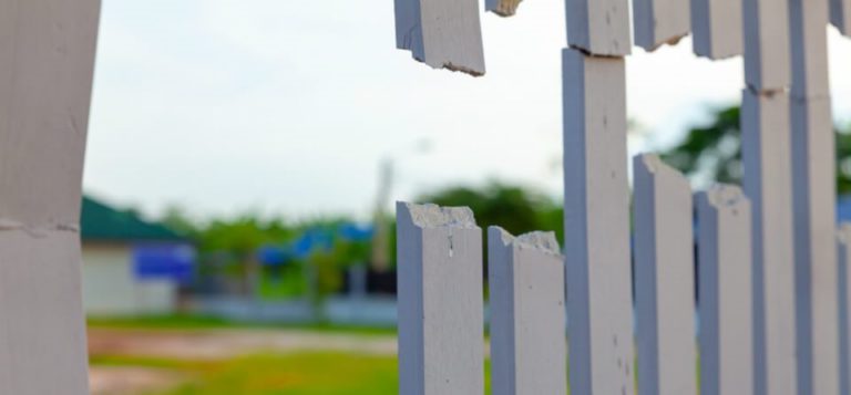 Veel meldingen stormschade schuttingen, niet altijd duidelijk welke en wiens verzekering kosten dekt