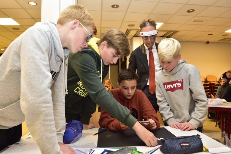 Wereldrecord hologram bouwen met 62.000 leerlingen van start