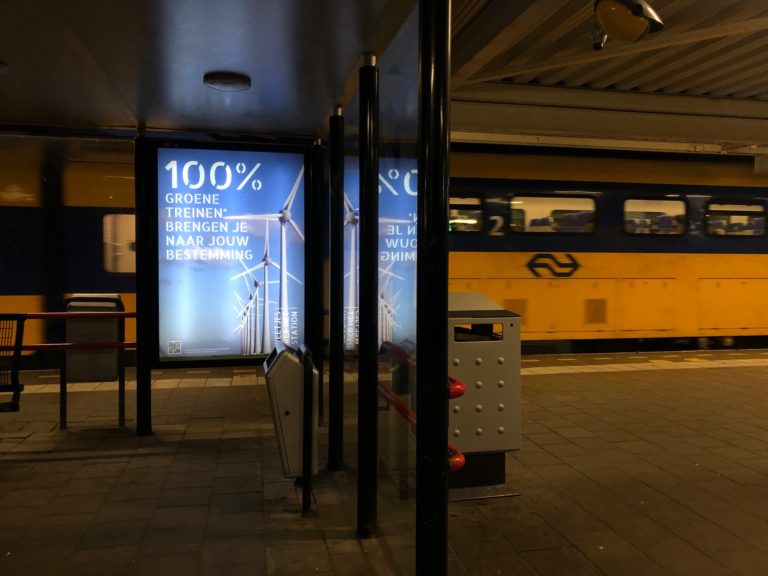 Reclameborden treinstation Gouda geven weer licht