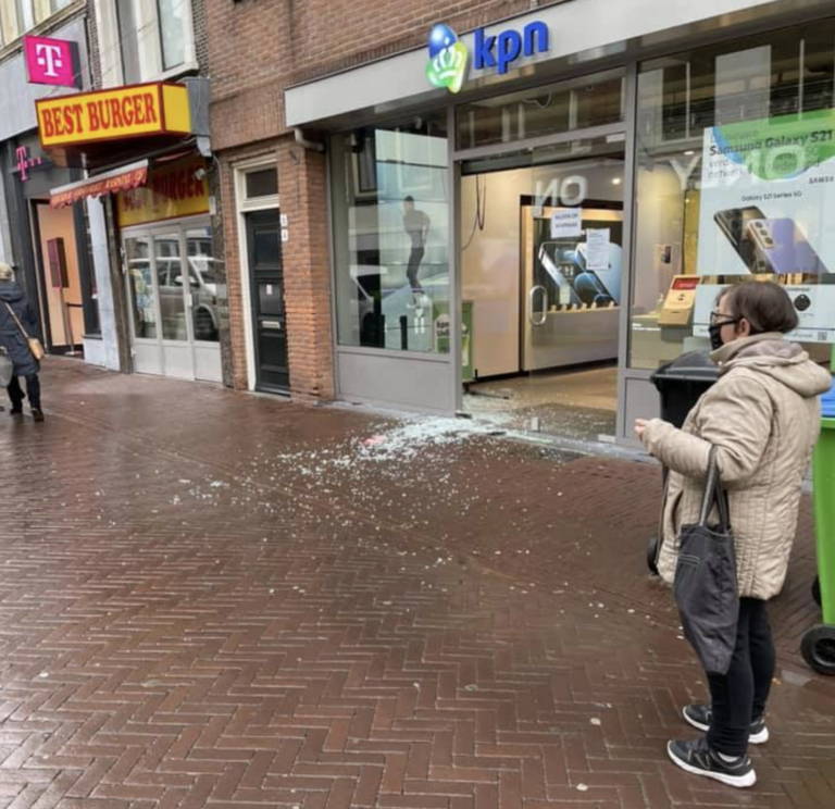 Ruit vernield van KPN-winkel aan de Hoogstraat