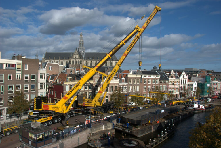 Nederhoff Kraanbedrijf neemt afscheid van grootste hijskraan in Gouda