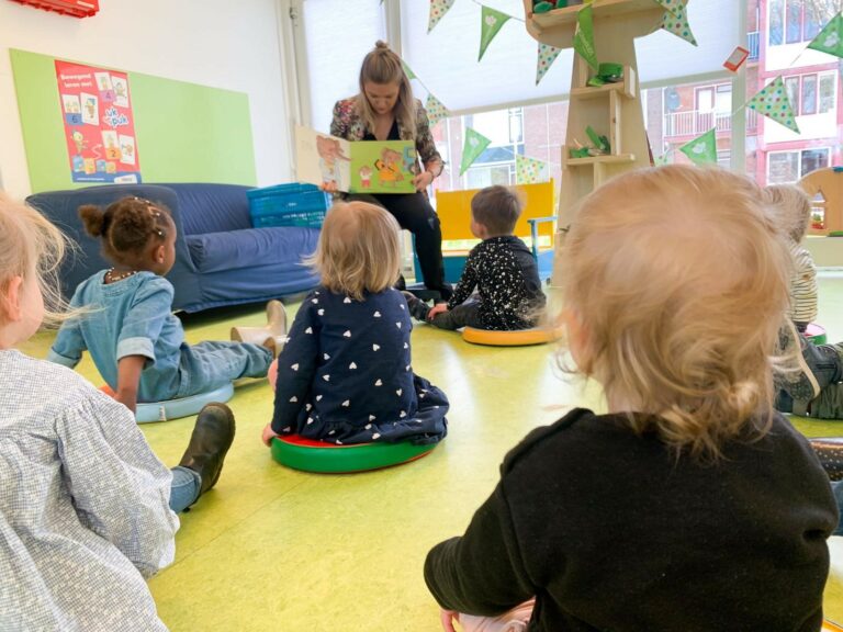 Bijzondere voorleesboom bij Kindercentrum Het Gruttonest