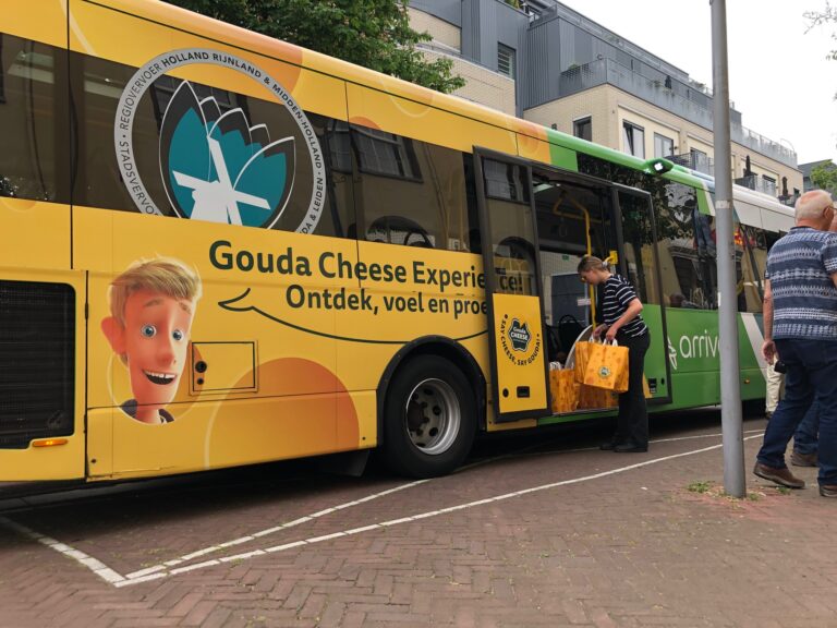 Wethouder van Vugt zwaait ‘kaasbus’ uit op weg naar de Gouda Cheese Awards