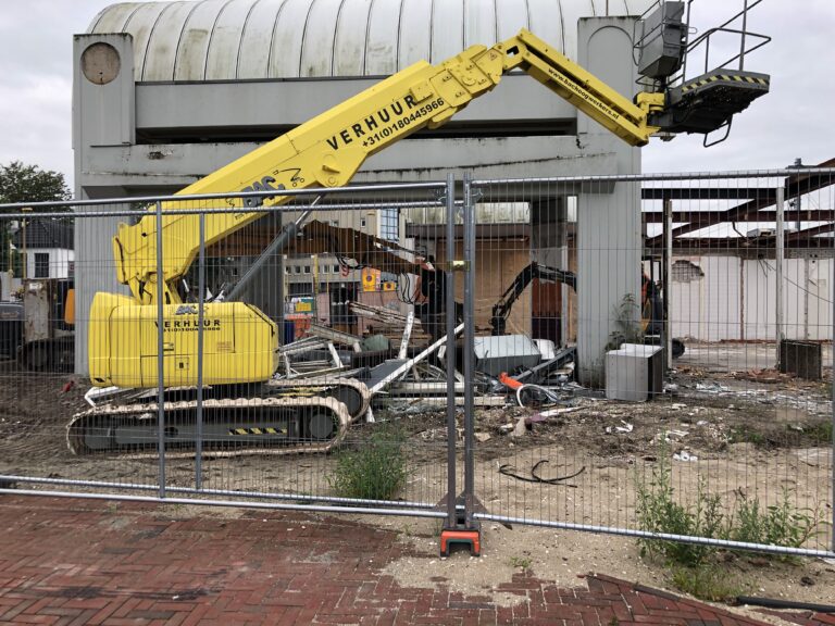 Sloop stationsgebied stadszijde flink aan de bak