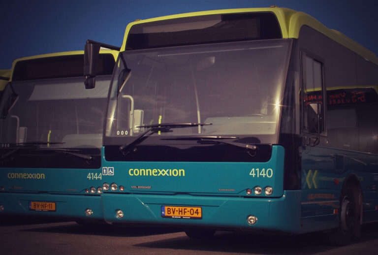 Connexxion zet tijdelijk touringcars in voor leerlingenvervoer