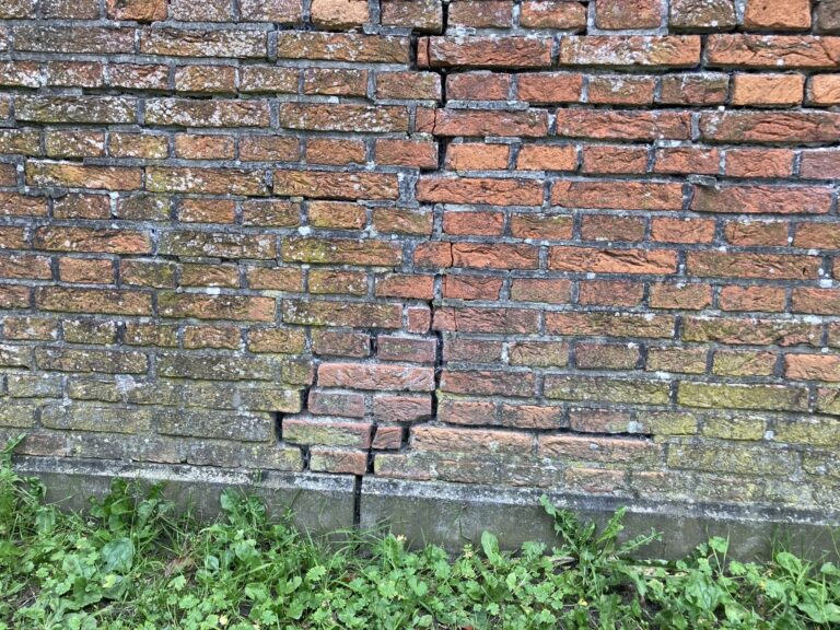 Monumentale muur IJsselhof in slechte staat