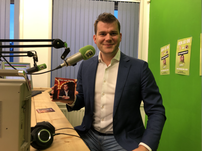 Oud politicus Elias van Hees laat zijn nieuwe single horen bij GoudaFM