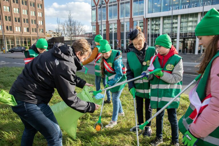 Gouwenaars zetten zich in voor een zwerfafvalvrij Nederland tijdens de Landelijke Opschoondag